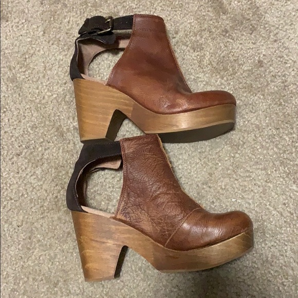 SOLD Free People Amber Orchard Clogs - Picture 5 of 10